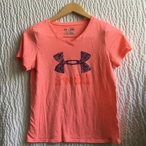 Under armor tee fits like xs